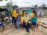 นายกจตุรงค์ มอบสิ่งของให้กับชาวบ้านที่ประสบภัยน้ำท่วม และมอบ